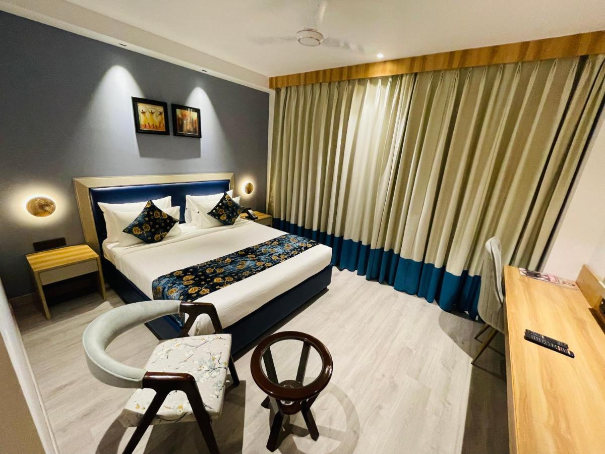 Hotel Malbork Inn @ Janakpuri เดลี ภายนอก รูปภาพ