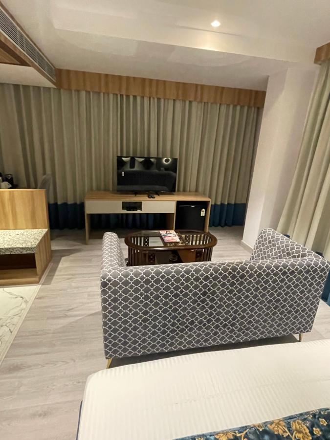 Hotel Malbork Inn @ Janakpuri เดลี ภายนอก รูปภาพ