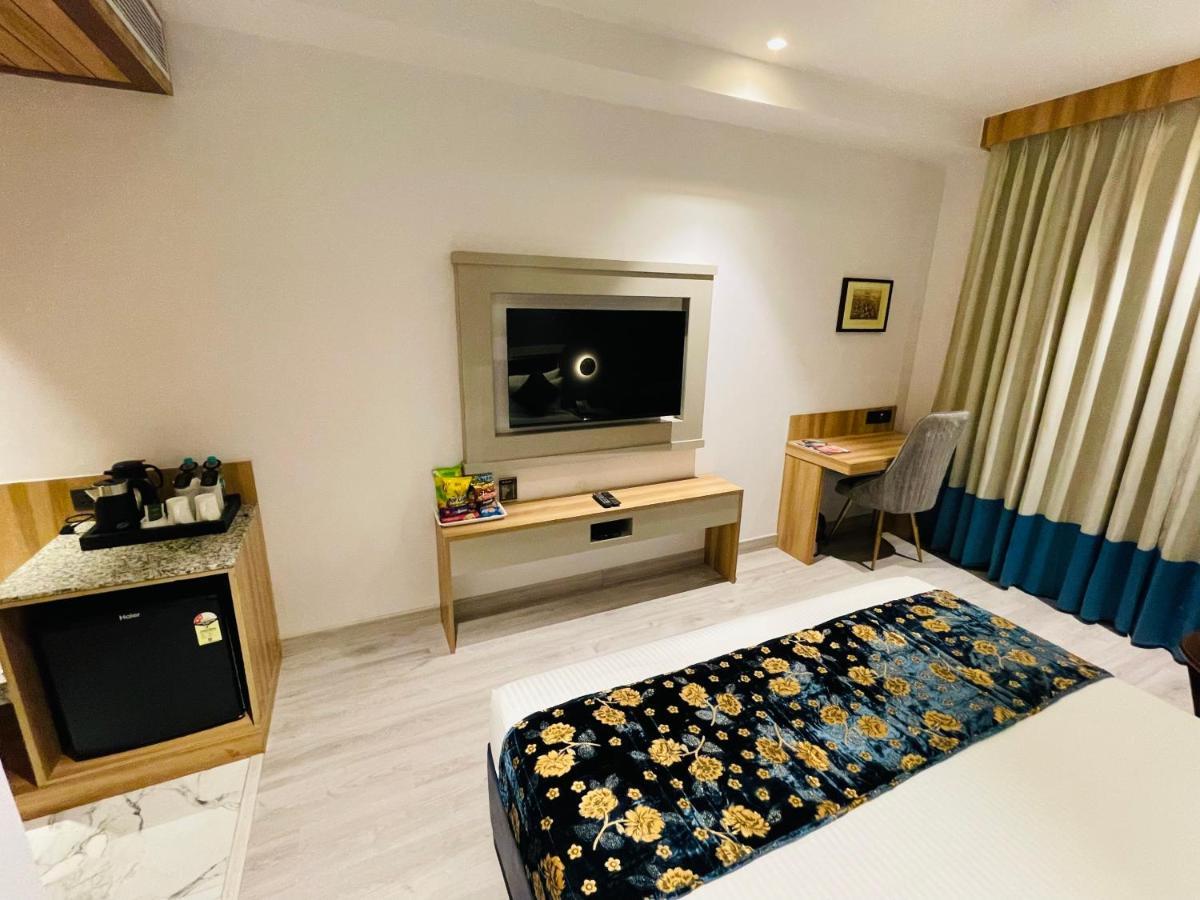 Hotel Malbork Inn @ Janakpuri เดลี ภายนอก รูปภาพ